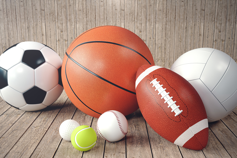 3D rendering topa sportive në sfond prej druri.Set me topa sporti.Pajisje sportive si futbolli, basketbolli, bejsbolli, tenisi, top golfi për ekipe dhe individuale duke luajtur për rekreacion dhe për të përmirësuar shëndetin